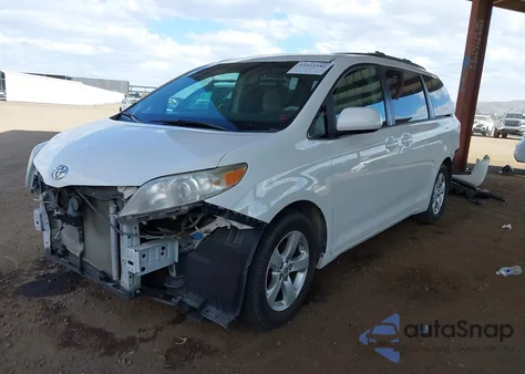 2013 Toyota Sienna Le V6 8 Passenger z USA, uszkodzony, nr VIN 5TDKK3DC8DS360855